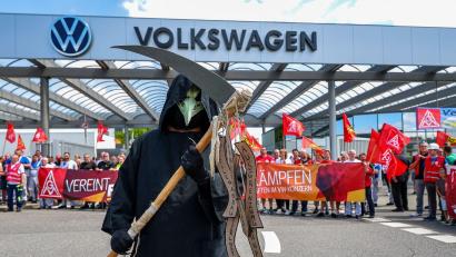 Bild: Jan Woitas/dpa
Protestaktion vor dem Werkstor von Volkswagen in Zwickau. Tausende Beschäftigte von VW und seinen Zulieferern in der Region sorgen sich um die Zukunft ihrer Jobs. (Archivbild)