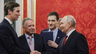 Bild: Uncredited/Pool Sputnik Kremlin/AP/dpa
Putin spricht erneut mit Trumps Gesandten Kushner und Witkoff (von links) über eine mögliche Beendigung seines Angriffskriegs gegen die Ukraine.