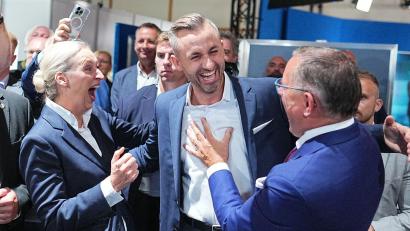 Bild: Michael Kappeler/dpa
Jubel bei der AfD am Wahlabend.