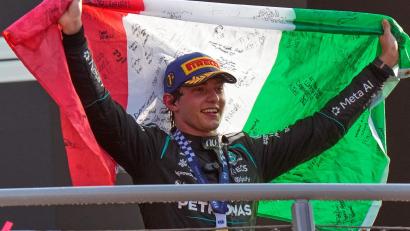 Bild: Luca Bruno/AP/dpa
Kimi Antonelli raste mit einer irren Aufholjagd zum Heimsieg.