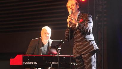 Bild: Rudolf Hirsch
„Einen ehrenwerten Abend" mit den unvergesslichen Liedern von Udo Jürgens gestalteten die Interpreten Markus Engelstaedter (Gesang) und Bernd Meyer (Piano) am Samstag in der Schwandorfer Oberpfalzhalle.