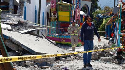 Bild: Ramses Mercado/AP/dpa
Feuerwehrleute untersuchten das durch eine Feuerwerksexplosion zerstörte Gebiet.