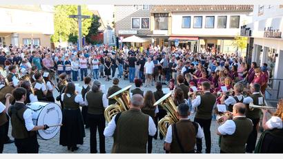 Bild: mab
Der Kirchweihstart mit der Musikkapelle beim Standkonzert. Beginn eines zünftigen Wochenendes.