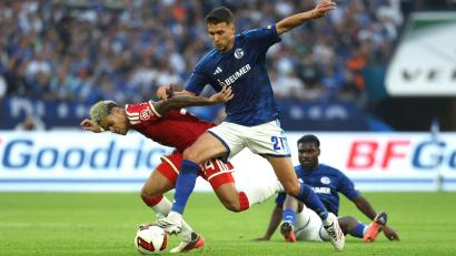 Bild: Fabian Strauch/dpa
Immer zwei gegen einen: Luis Díaz (links) hat einen Schalker ausgespielt, der nächste ist dann Endstation.