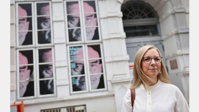 Bild: Christian Charisius/dpa
Caren Heuer, Direktorin des Lübecker Buddenbrookhauses, steht vor dem geschlossenen Buddenbrookhaus in der Lübecker Altstadt.