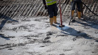 Symbolbild: Christian Charisius/dpa
Ein Unbekannter hinterließ auf einer Baustelle in Hersbruck Fußabdrücke in frischem Beton.