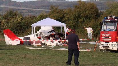 Bild: Rene Priebe/PR-Video/dpa
Bei dem Flugzeugabsturz im hessischen Viernheim sind zwei Männer gestorben, eine Frau und ein Kleinkind wurden schwerst verletzt.