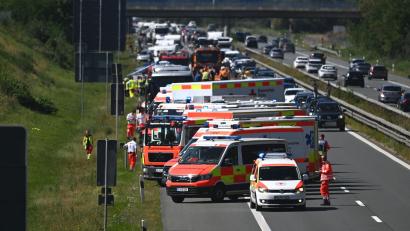 Bild: Markus Zechbauer/zema-medien.de/dpa
Während der Unfallaufnahme am Sonntag war die Fahrbahn teilweise voll gesperrt.