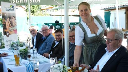 Bild: Rudolf Hirsch
Die Karpfensaison wurde heuer im Gasthaus "Holzwurm" in Hohenirlach eröffnet. Renate Weiherer servierte den Gästen Fischsuppe und Dreierlei vom Karpfen.