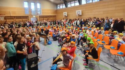 Archivbild: Armin Aichinger
Wenn die Erstklässler zum Start des neuen Schuljahres in der Marien-Grundschule begrüßt werden, ist in der Turnhalle immer mächtig was los – wie hier auf unserem Archivbild von 2024.