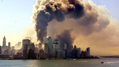 Archivbild: Hubert Boesl/dpa
Das Archivbild vom 11. September 2001 zeigt die Südspitze von Manhattan mit den einstürzenden Türmen des World-Trade-Centers in New York. Mehrere tausend Menschen kamen bei dem terroristischen Anschlag ums Leben. Der Gedenktag jährt sich heuer zum 25. Mal.