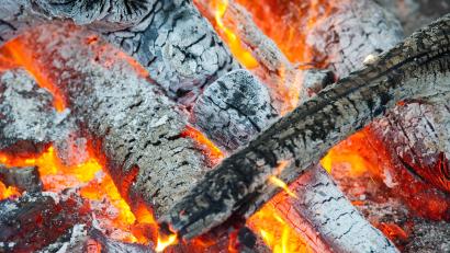 Symbolbild: Patrick Pleul/dpa
Ein 58-Jähriger stürzte am Freitag bei Luhe-Wildenau in ein Lagerfeuer und erlitt schwere Brandverletzungen.