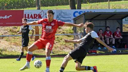 Bild: Rudi Gebert
Julian Schindler (links) erzielte beim 2:0-Sieg bei der SpVgg Wiesau (rechts Raphael Schmidt) beide Treffer des TSV Waldershof.