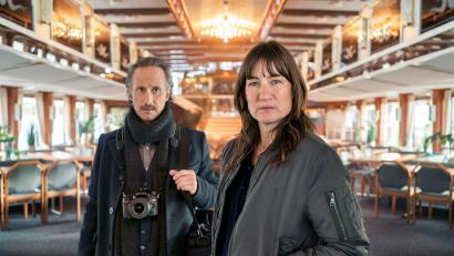Bild: Daniel Rübesam/ARD/dpa
Ferdinand Zankl (l, Michael Ostrowski) und Frederike Bader (Marie Leuenberger) an Bord des verlassenen Ausflugsschiffes.