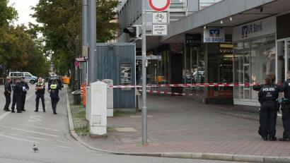 Bild: Felix Kirberg/dpa
Bei der Explosion in der Passage eines Geschäftshauses wurden mehrere Schaufenster beschädigt. (Archivbild)