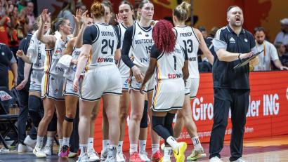 Bild: Andreas Gora/dpa
Deutschlands Basketballerinnen feiern den Einzug in die K.o.-Runde.