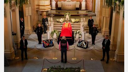 Bild: Fredrik Varfjell/NTB/dpa
Viele Norwegerinnen und Norweger wollen sich am Sarg von König Harald V. verabschieden. Bis zum Tag vor dessen Begräbnis können sie das in der Schlosskapelle tun.