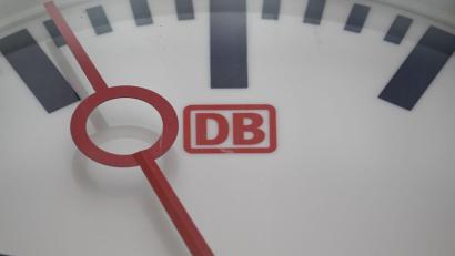 Bild: Robert Michael/dpa
Die Deutsche Bahn konnte sich bei der Pünktlichkeit im August nur leicht verbessern. (Archivbild)