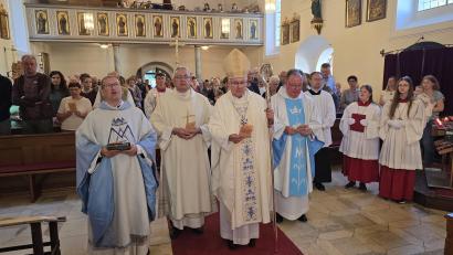 Bild: swo
Den Eröffnungsgottesdienst zur diesjährigen Festwoche am Mausberg zelebrierte Diözesanbischof Rudolf Voderholzer (Mitte) zusammen mit Pfarrvikar Christian Preitschaft, Diakon Dieter Gerstacker und Pfarrer Michael Birner (v. l.) in der vollbesetzten Mausbergkirche.
