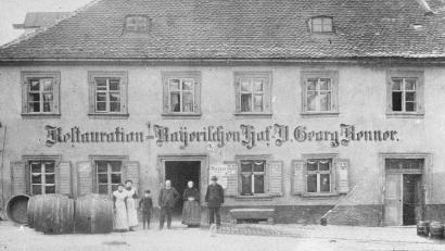 Bild: Archiv Bayerischer Hof
Johann Georg Renner mit seiner Familie. Das Foto stammt aus dem ausgehenden 19. Jahrhundert. Die Fässer links im Bild fassen jeweils 200 Liter.