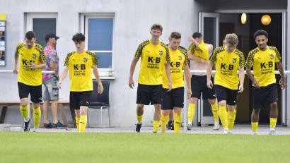 Archivbild: Hubert Ziegler
Die Amberger Spieler müssen sich etwas gedulden, bis sie wieder im eigenen Stadion randürfen. Gegen Seebach wurde das Heimrecht getauscht.
