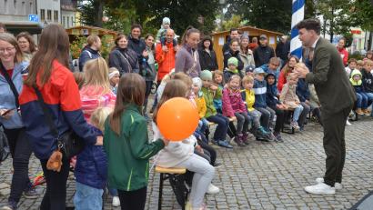 Archivbild: Elisabeth Dobmayer
Auch in diesem Jahr wird es beim Familienaktionstag in Vohenstrauß wieder eine Zaubershow und eine Ballonmodellage geben.