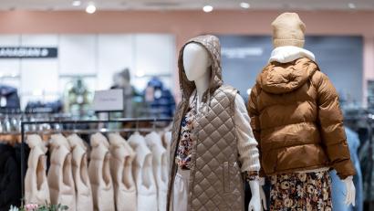 Bild: Daniel Karmann/dpa
Sind Verkäufer künftig Mangelware in Geschäften? Gerade im Modehandel sind sie aus Sicht von Branchenexperten nach wie vor besonders wichtig. (Symbolbild)