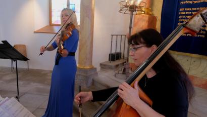Bild: Fred Lehner
Erstmals gaben sich die beiden Künstlerinnen Jitka Hosprova (links) und Eva Sasinkova in der Flosser Synagoge ein Stelldichein und durften großen Applaus für ihre Darbietungen entgegennehmen.