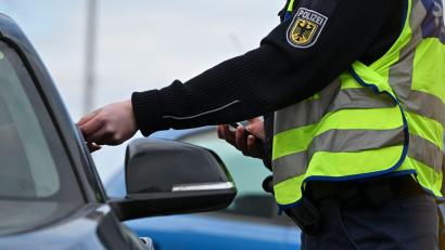 Bild: Katharina Kausche/dpa
Bei einer Grenzkontrolle ziehen die Beamten den überbesetzten Wagen aus dem Verkehr. (Symbolbild)