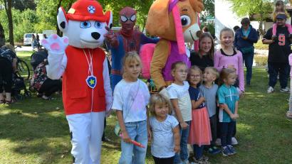 Bild: Josef Rosner
Ein toller Erfolg war am Samstag das Familienfest im Stadtpark Wiendlwiese. Ein Foto mit den drei Stargästen musste sein.