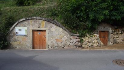 Bild: Richard Braun
Wo früher Kartoffeln, Rüben und Getränke kühl gelagert wurden, sollen jetzt Fledermäuse einziehen: In der Herrengasse in Weidenthal sind drei verfallene Erdkeller restauriert und in Fledermausquartiere umgebaut worden.