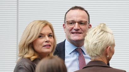 Bild: Kay Nietfeld/dpa
Jens Spahn war bei seiner Rückkehr in die Bundestagsfraktion ein beliebter Gesprächspartner.