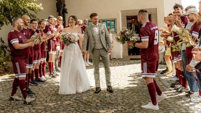 Bild: Katharina Luber
Die Fußballer der DJK Neustadt/WN standen vor der Felixkirche für ihren langjährigen Spieler Felix Staffe und seine Frau Emma Spalier.