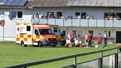 Bild: Hubert Ziegler
Ein Spieler der DJK Ursensollen und ein Spieler der SpVgg Schirmitz verletzten sich bei einem Zweikampf so schwer, dass sie mit dem Rettungswagen ins Krankenhaus gebracht werden mussten.