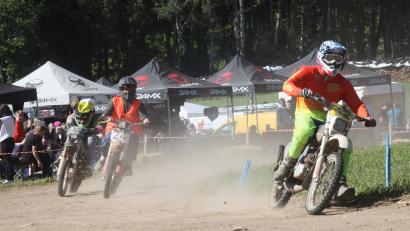 Bild: Rudolf Hirsch
Der Fahrer des "Gratler-Racing-Teams" aus Schlammersdorf (rechts) ließ die Konkurrenz deutlich hinter sich.