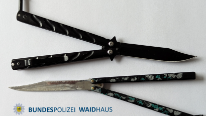 Bild: Bundespolizei Waidhaus
Ein arbeitsreiches Wochenende für die Bundespolizei Waidhaus: Bei Kontrollen wurden zahlreiche verbotene Waffen sichergestellt.