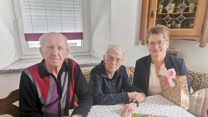 Bild: Annemarie Mösbauer
Bürgermeisterin Sonja Meier (rechts) gratulierte Inge Neumann zum 85. Geburtstag. Gemeinsam mit ihrem Ehemann Klaus Neumann lebt die Rentnerin in Winklarn.
