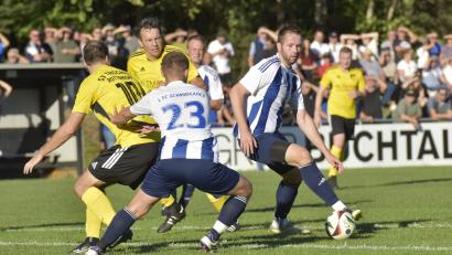 Bild: Hans Mark
Der Schmidgadener Roman Meier (Nummer 23) erwartet ein Zuspiel von Florian Rewitzer (am Ball). Die Trischinger Thomas Bösl (links) und Johannes Kohl (dahinter im gelben Trikot) kommen zu spät.