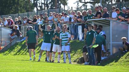Bild: Thomas Schrems
Der SV Pechbrunn (weiß-grüne Trikots) bejubelte am Sonntag einen 1:0-Sieg bei der SG Friedenfels/Fuchsmühl.