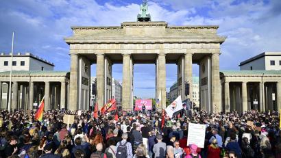 Bild: Fabian Sommer/dpa
Am Montag demonstrierten in Berlin Menschen gegen die AfD.