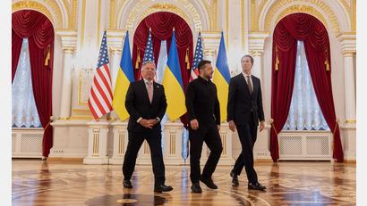 Bild: -/Ukrainian Presidential Press Office/AP/dpa
Am Sonntag führten die Gesandten des US-Präsidenten Trump, Jared Kushner (r) und Steve Witkoff Gespräche mit dem ukrainischen Präsidenten Wolodymyr Selenskyj in Kiew.
