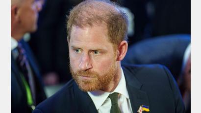 Bild: Evgeniy Maloletka/AP/dpa
Prinz Harry war dem Bericht zufolge überrascht über die Klarstellung zu seinem Status aus dem Palast. (Archivbild)
