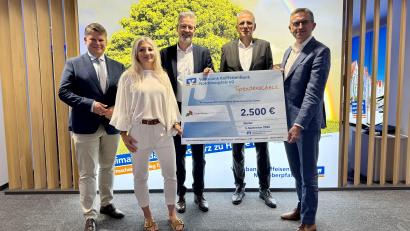 Bild: Christina Liedl
OB Dr. Benjamin Zeitler und Tina Abel-Pschierer von der Seniorenfachstelle freuen sich über den Spendenscheck der Volksbank.