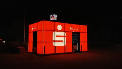 Bild: Jennifer Battaglia
Echter Hingucker: der neue Sparkasse-Pavillon an der Regensburger Straße in Amberg. Aus Sicherheitsgründen ist der rechteckige Würfel nachts beleuchtet - natürlich energiesparend. Gesteuert wird das Licht über eine Dämmerungsschaltung.
