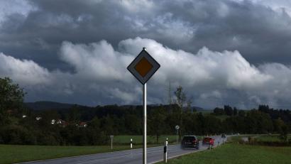 Bild: Karl-Josef Hildenbrand/dpa
Heute könnte es noch einmal heiß werden, doch für den Mittwoch erwartet der Deutsche Wetterdienst Regen und einen kräftigen Temperatursturz in Bayern. (Symbolbild)