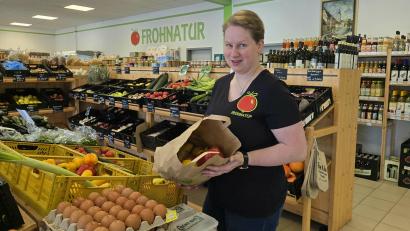 Bild: Udo Lanz
Ramona Ulrich zeigt in ihrem Laden in Tirschenreuth eine Überraschungstüte, wie sie sie regelmäßig auf der Plattform "Too Good To Go" anbietet. Neben Obst und Gemüse können darin auch Backwaren zu finden sein. Immer mittwochs beliefert Ulrich dagegen die Mitterteicher Tafel.