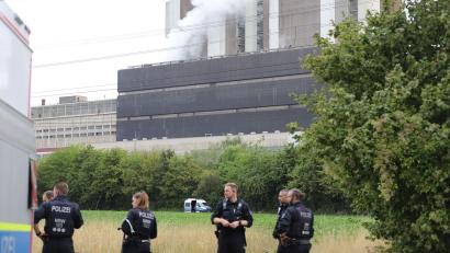 Bild: Sascha Thelen/dpa
Polizisten sind in der Nähe des Kraftwerks Weisweiler im Einsatz.