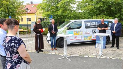 Bild: Jochen Neumann
Den feierlichen Segen für das neue Fahrzeug spendeten (von links) Pater Mathew Paikada  und Pfarrer Manuel Sauer. Mit auf dem Bild (von rechts) Bürgermeister Bernhard Schmidt und der Vertreter der mikar GmbH & Co. KG, Andreas Cerveny.