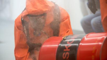 Symbolbild: picture alliance / dpa
Einsatzkräfte der Feuerwehr üben den Einsatz bei einem Chemieunfall.