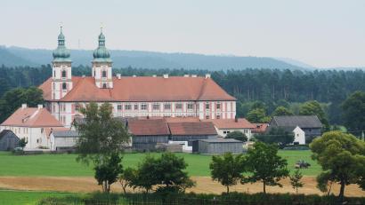 Archivbild: Gabi Schönberger
Am Tag des offenen Denkmals am 13. September hat das Kloster Speinshart von 13.30 bis 17 Uhr geöffnet. Es gibt geführte Rundgänge durch eine Ausstellung sowie Kaffee und Kuchen im historischen Klosterhof.